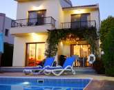Snygg, komfortabel modern villa med pool nra strand och restauranger