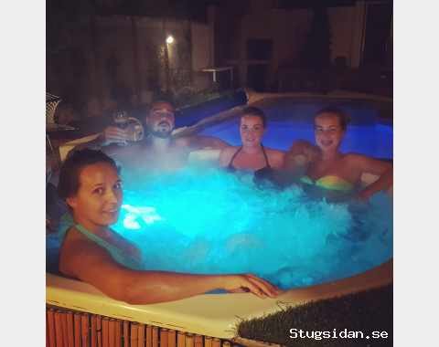 Underbart gästhus med stor pool nära stranden