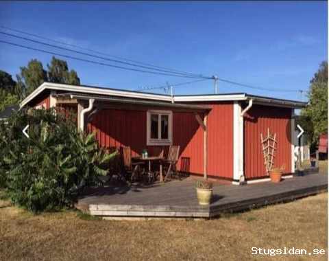 Gårdsstuga på solig tomt ca 250 m från havet på Sturkö