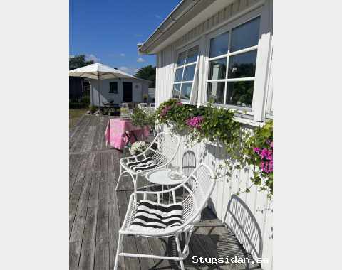 Mysig stuga med stor tomt och havsutsikt