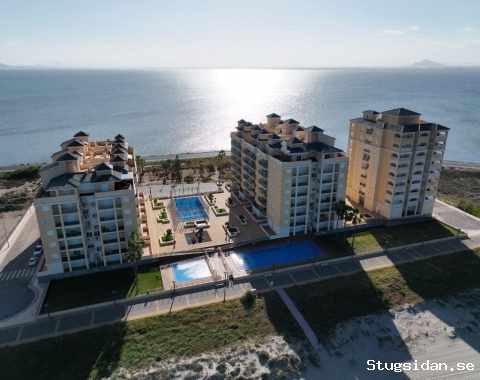 Lägenhet på Medelhavsstranden med utsikt mot båda haven