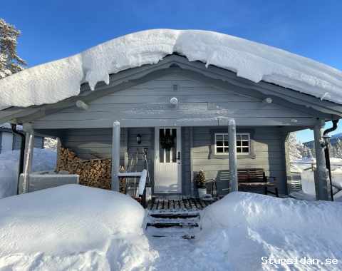 Mysig timrad fjällstuga med öppenspis & bastu, 8 personer
