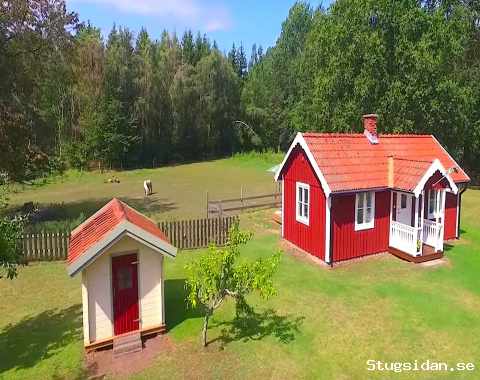 Rotes Häuschen mit weißen Knoten im idyllischen Kuggeboda
