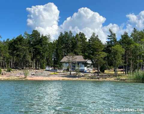 Nyrenoverad stuga med västerläge, egen strand och brygga på Norra Åland