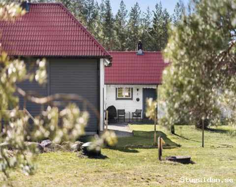 Två bostadshus med pool