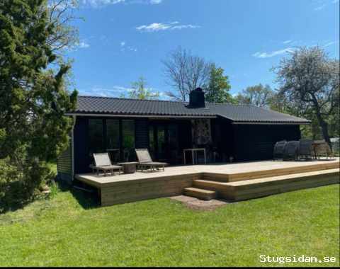 Bo fint med havsutsikt i solsäkra Byxelkrok