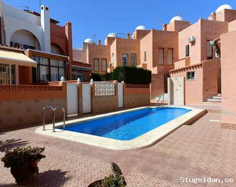 Charmigt radhus i Torrevieja 150 m till havet