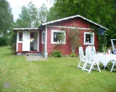 fritidshus vid sjö med badplats och fiske