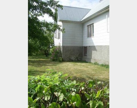 Stort lantgårdshus med hästgård