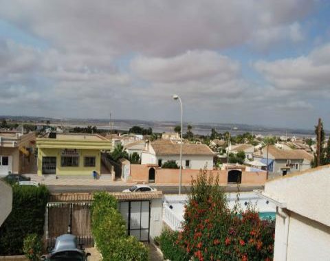 Hus med egen trädgård och sol hela dagen uthyres i Torrevieja