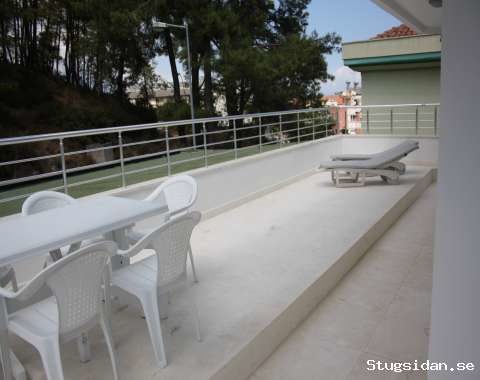 Renoverad lägenhet med jätteterass, 9min gång till  havet