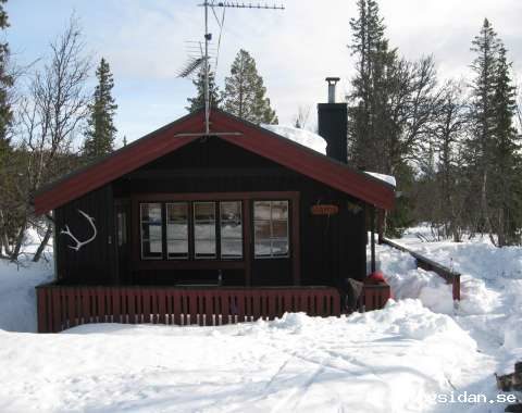Trivsam stuga. Säkert snöområde.