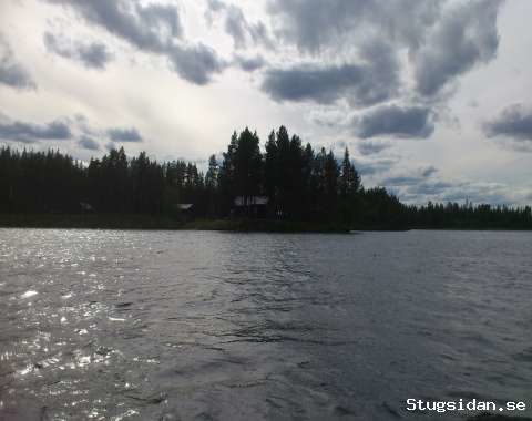 Bo på egen ö i Torneälven.