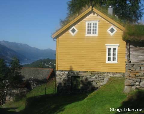 Landsted med utsikt utover fjord