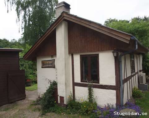 Smedehuset er et bindingsværkshus med tilhørende anneks