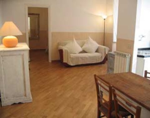 DELIGHTFUL APARTMENT NEAR THE COLOSSEUM, SLEEPS UP TO 4 PEOPLE