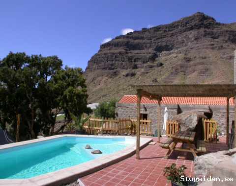 tyst hus med privat pool, terrass och nära till havet