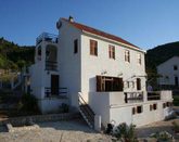 Lägenhet med terass och havsutsikt på ön Vis i Kroatien