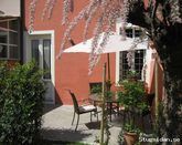Lucca Villino Franca - rett utenfor bymuren med inngjerdet hage og parkering
