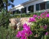 Villa med trädgård med underbar utsikt över byn Milna och dess Marina